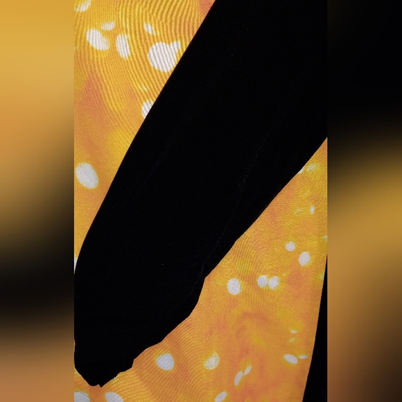 Barely Worn! Beautiful Macy's Brand Style & Co Tunic W/Ruffled hem.🤍🖤 - Picture 4 of 6